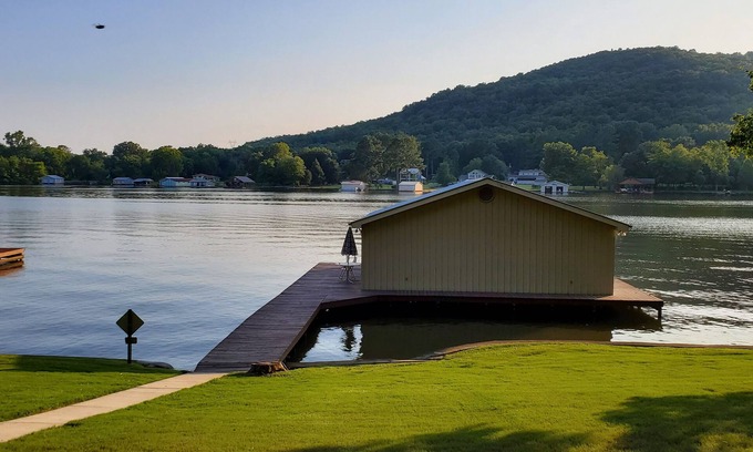 Grant House | 4 Bdrm/3 Bath Luxury Lake Home Directly On Deep Water w/Easy Docking Piers
