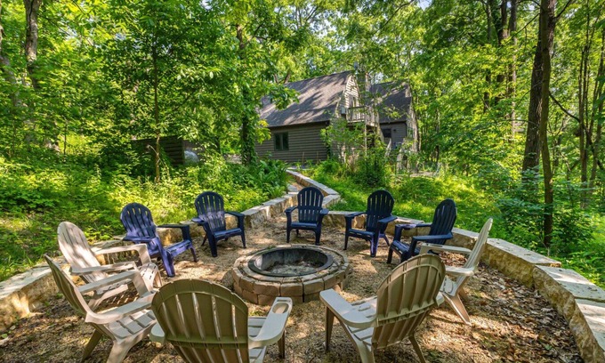 The Galena Territory House | 4 Bdrm Dog-Friendly Territory Retreat l A&D Rise Getaways