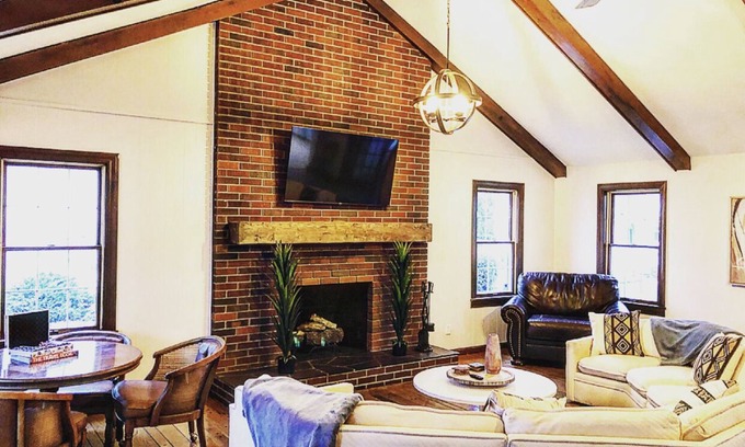 Geneva-on-the-Lake House | 4 BDRM LAKE LODGE, SLEEPS 12, RIGHT IN THE HEART OF THE GOTL STRIP