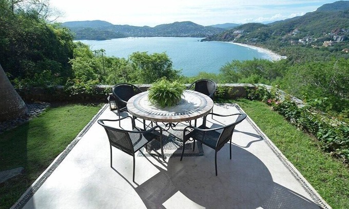 Cerro del Vigia House | 4 Bdrm Waterfront Property Overlooking Playa La Ropa