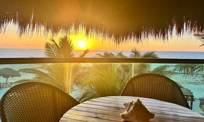 Playa del Secreto Apartment | 4 Bdrs. Amazing BeachFront Penthouse sleeps 9, Pool, Staff, Wi-Fi, Chef at home