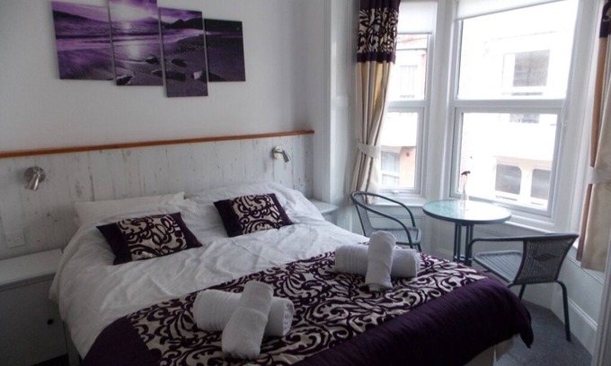 Weymouth House | 4 Bed 4 bath 4 star family town house 80 yds to beach, sky & wifi Recent refurb