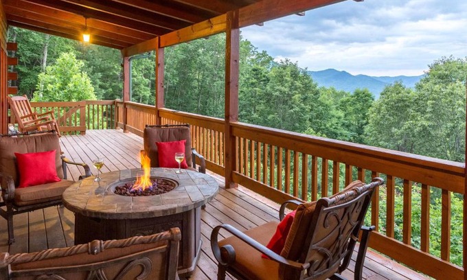 Sylva House | 4 Bed 4 Bath Vacation home in Sylva