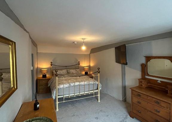 Loughborough Apartment | 4 Bed Apartment The Windmill 16th Century Pub