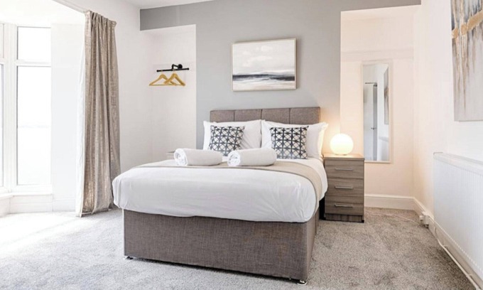 Castle House | 4 Bed House - Sleeps 11 - Pets - Parking - Wifi