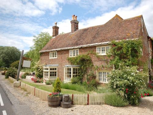 Wimborne House | 4 Bed in Corfe Mullen THOLD