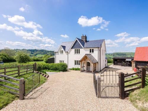 Caersws House | 4 Bed in Llanidloes 51651