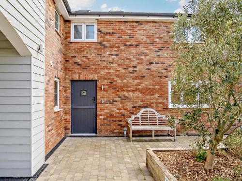 Newport House | 4 Bed in Newport 90249