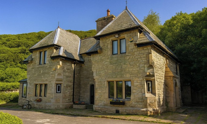 Bolton House | 4 Bed Retreat-Sleeps 7-Parking-Garden-Lake Views