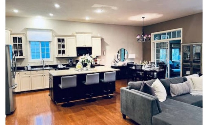 Westfield House | 4 bedroom 3 bathroom executive home with two kitchens