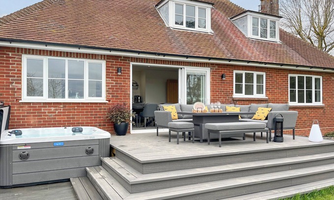 Layer Marney Cottage | 4 bedroom accommodation in Peldon, near Colchester