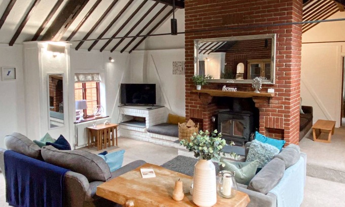 New Forest District Cottage | 4 bedroom accommodation in Sopley, near Burton