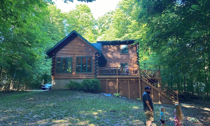 Howard Cabin | 4-bedroom cabin in peaceful Apple Valley with AC, WiFi. Enjoy nature retreat.