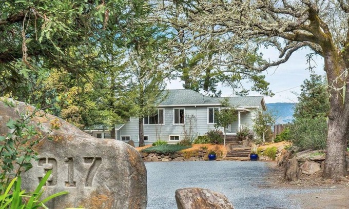 Healdsburg House | 4 bedroom home at the gateway to Alexander Valley.