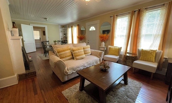 Valdosta House | 4-bedroom house in peaceful Valdosta 4 queen beds, 3 sofa beds w/full amenities