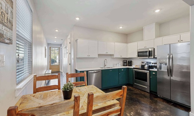 Cooper-Young Historic District House | ⭐️ 4 BEDROOM in 💙 of COOPER YOUNG ⭐️