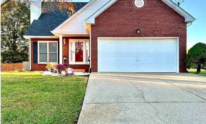 Clarksville House | 4-bedroom vacation home 16 minutes from Austin Peay State University