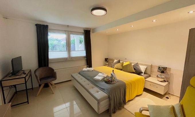 Unterrath Apartment | 4 bedrooms, 2 bathrooms, kitchen, terrace - 10 min to fairground