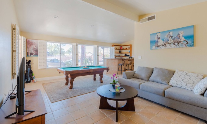 Chinatown House | 4 bedrooms entire house with pool 10 min to strip. 31 nights minimum stay.