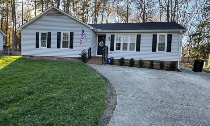 Simpsonville House | 4 bedrooms, Simpsonville, family-friendly, great fenced back yard with fire pit