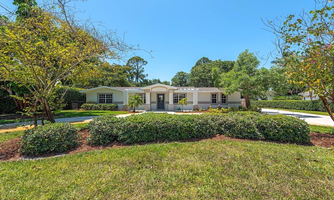 Coquina Sands House | 4 blocks to the Lowdermilk beach. Walk to movie theatre, mall and grocery store