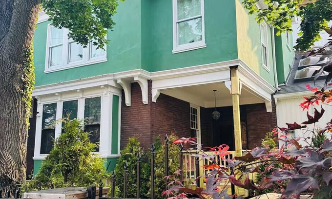 Shadyside House | 4 br 2 baClassical Victorian Home Off Walnut Street in Shadyside Pittsburgh