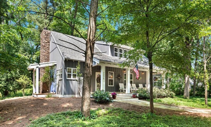 Harbert House | 4 BR 4 BA Cottage - Walk to Private BEACH!