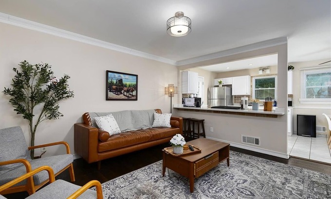 Kennesaw House | 4 BR Relaxing Big Family House l 8 guest l Quiet neighborhood