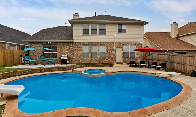 South Arlington House | 4 BR w/pool, 10 min to Six flags, AT&T Stadium & Globe life park