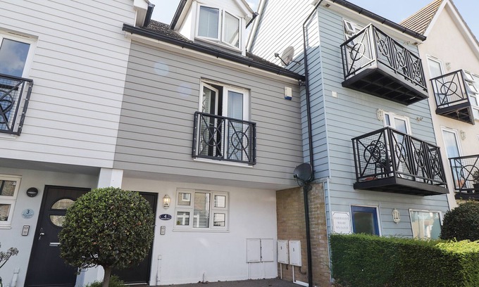 Whitstable Cottage | 4 FISHERMANS WHARF, pet friendly, with a garden in Whitstable