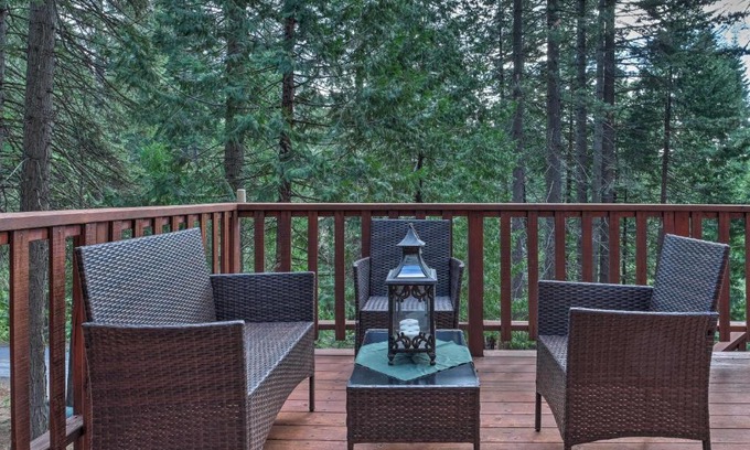 Dorrington House | 4 Mi to Big Tree State Park Serene Cabin with Deck