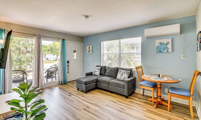 Walkers Holly Hill Cottage | 4 Mi to Daytona Boardwalk & Beaches: Cute Cottage
