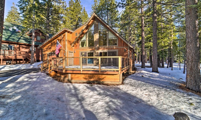 Truckee Cottage | 4 Mi to Dtwn Truckee: Tahoe Donner Home w/Hot Tub