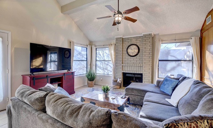 South Arlington House | 4 Mi to Joe Pool Lake: Home in Grand Prairie