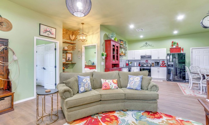 Guthrie House | 4 Mi to Lazy E Arena: Horse Lover's Haven w/Grill