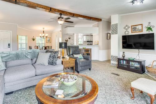 Elizabeth House | 4 Mi to Norfork Lake Country Stay with Farm Views!