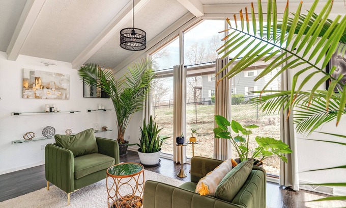 Bowling Green House | 4 Mi to WKU: Hilltopper's Hideaway w/Grills!