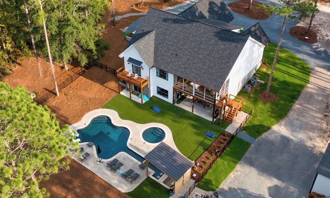 Aberdeen House | 4 Miles to NO. 2! Large private home with Guitar Shaped Pool!