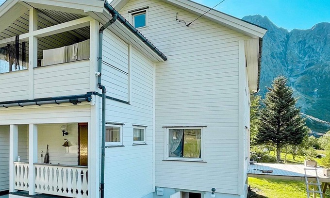 Austvagoy Apartment | 4 person holiday home in LAUPSTAD