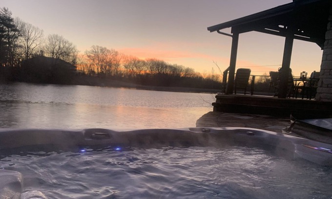 Renault Cottage | 40% discount Feb 5th-9th Book it while its HOT! and relax in the hot tub