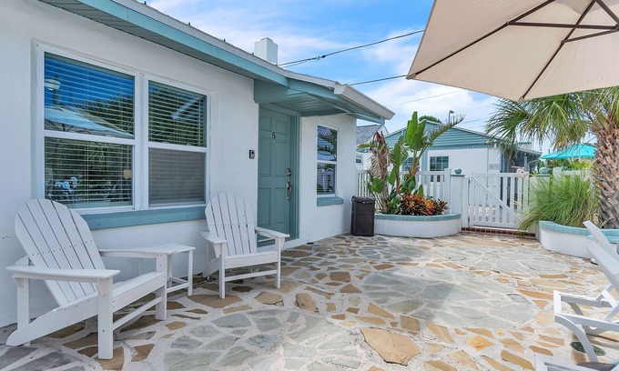 Treasure Island Condo | 🌴400ft to the BEACH☀Shared/Heated Pool🐬Bungalows #5🌞BBQ Grills🐶Dogs Welcome!