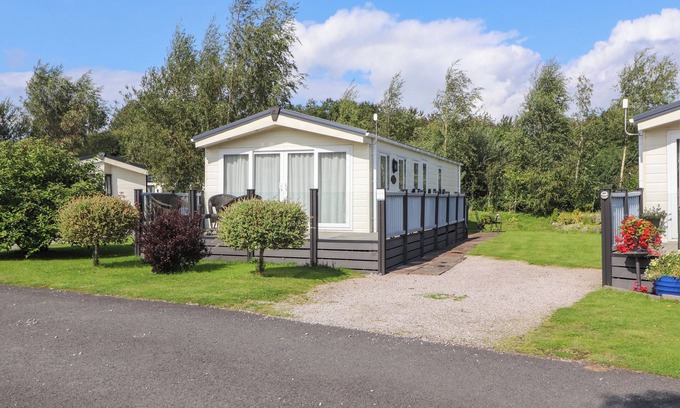 Yealand Conyers Cottage | 41, GRANDMA'S COTTAGE, pet friendly, with a garden in Carnforth