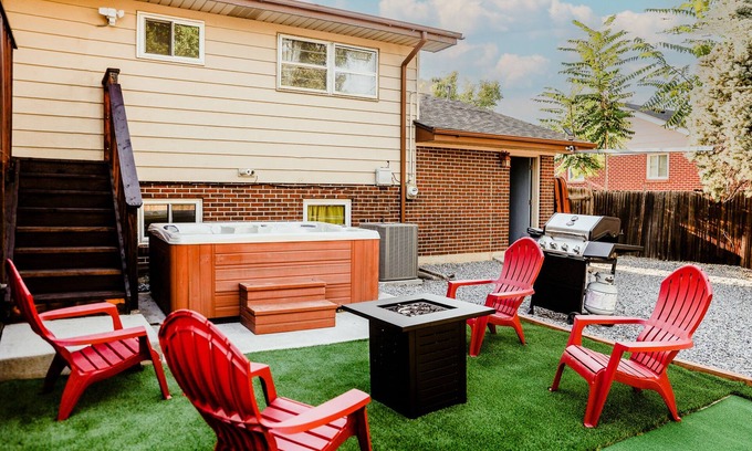 Northglenn House | 420Friendly HotTub Theater Arcade Gameroom Putt-Putt