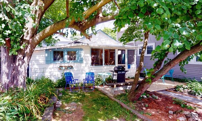 Lakeside Cottage | 443 Lynn Avenue Charming two bedroom in Lakeside!