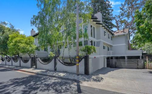 Menlo Park Apartment | 495 - Upscale Home with AC and Patio near Meta and Stanford