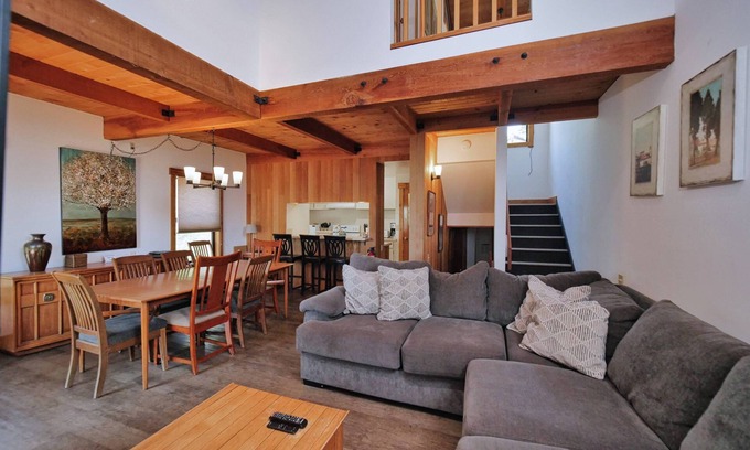 Lake Forest House | 4BD/3BA Northshore Condo Lakeview 2 Master Suites Sleeps up to 8 Great Value