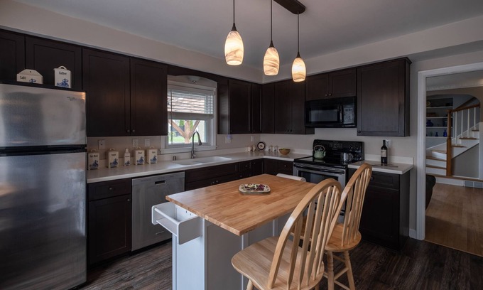 Wauwatosa House | 4BD Central to Top Attractions, Quiet Walkable Area