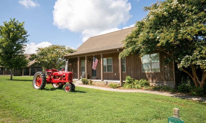 Normandy Apartment | 4BD House Farm Stay on Lake and Duck River