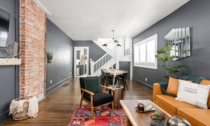 Holy Cross House | 4bed 2bath Convention NBA 8 min walk Downtown Indy