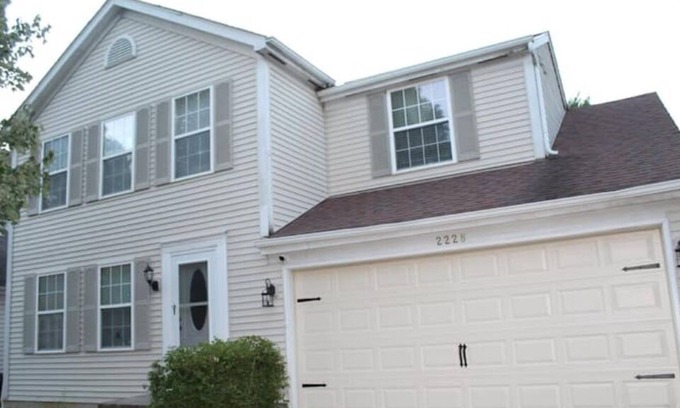 Columbus House | 4BR, 2.5bth, 2CG & Fenced backyard in serene neighborhood